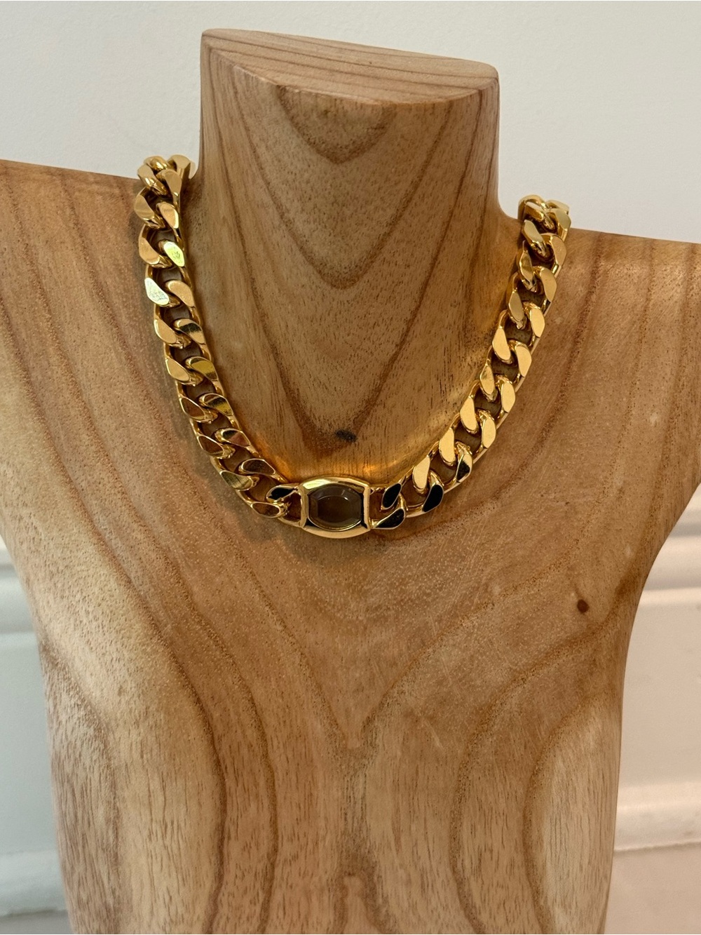 D’Orlan Vintage Gold Curb Chain Necklace with Green Centerstone - Picture 2 of 2